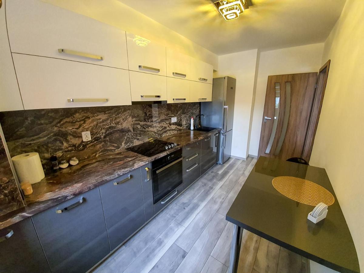 Central.Deluxe.Apartament.Орадеа Екстериор снимка